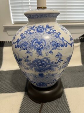 VINTAGE CHINOISERIE BLUE & WHITE PORTABLE LAMP WITH WOOD BASE
